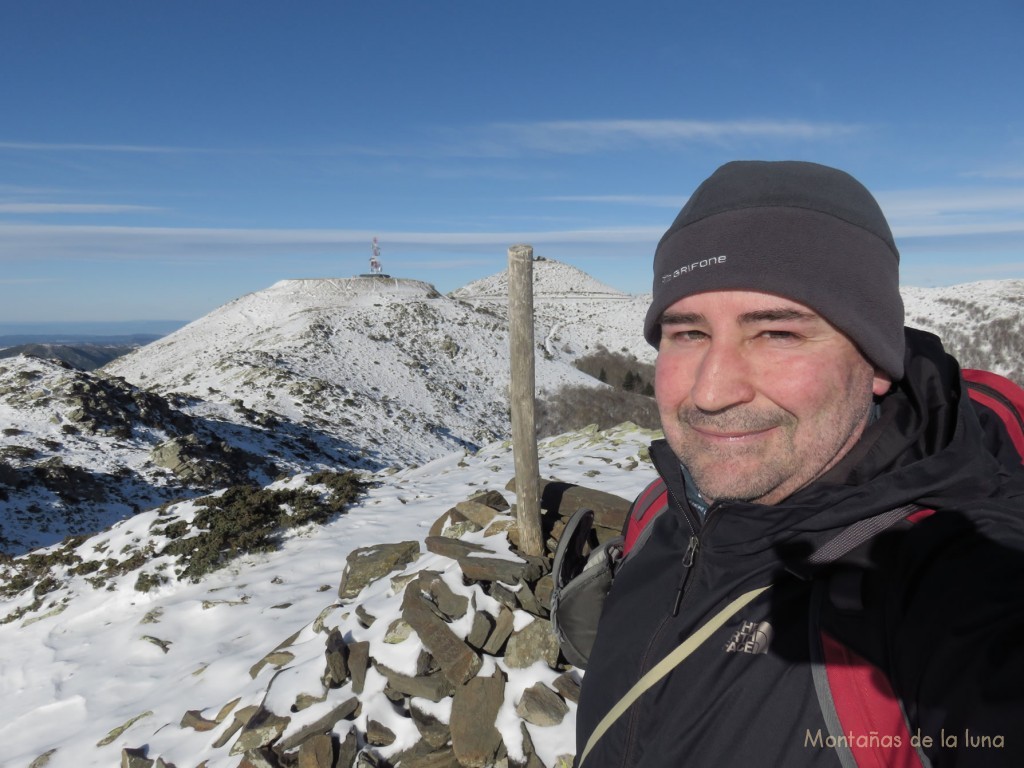 Joaquín en la cima del Turó Gros, 1.643 mts., detrás las antenas del Puig Sesolles, y justo detrás del palo el Turó de l'Home